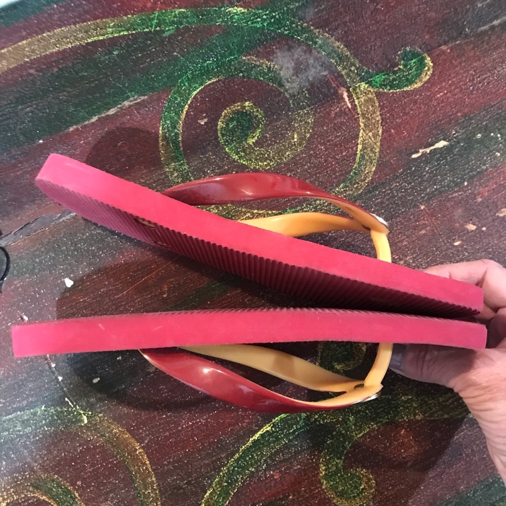 🌹BCBG Floral Flip Flops - Picture 5 of 7